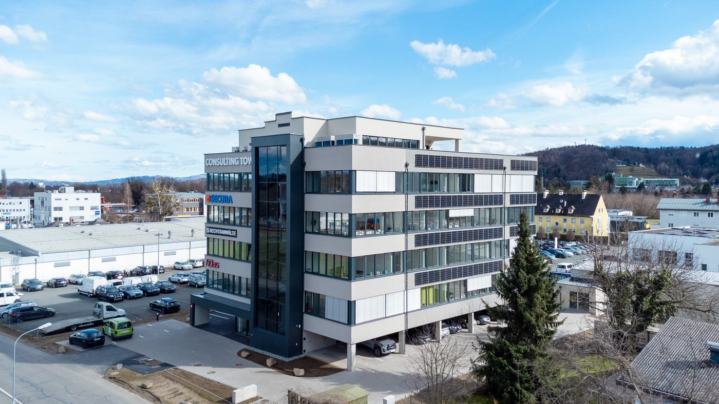 Business Tower Deutschlandsberg — Luftaufnahme mit Photovoltaik-Fassade