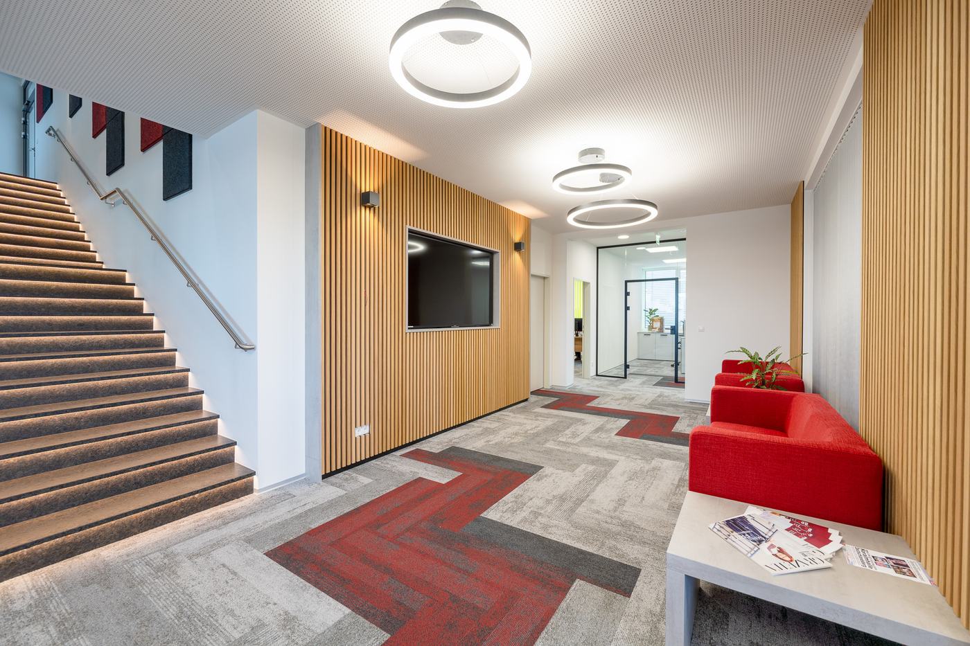 Business Tower Deutschlandsberg — Wartebereich mit Holzlamellenwand