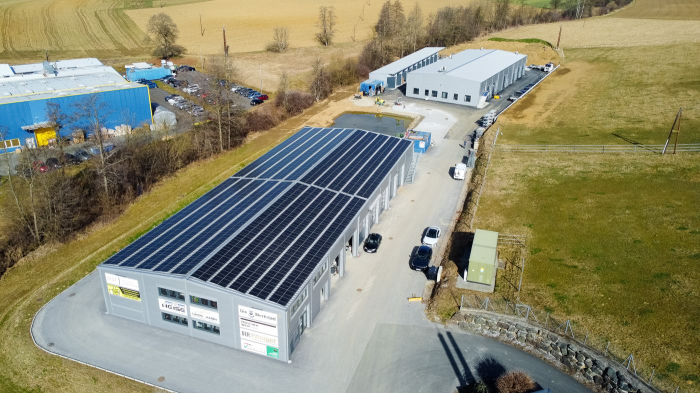 Landgaragen — Gewerbehalle mit Photovoltaikanlage