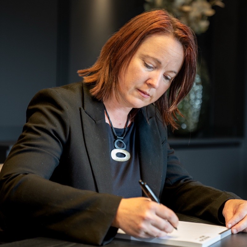 Dipl.-Ing. Judith Kühnert bei der Arbeit am Schreibtisch