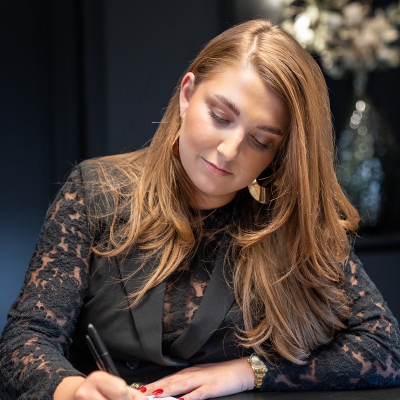 Magdalena Klug bei der Arbeit am Schreibtisch