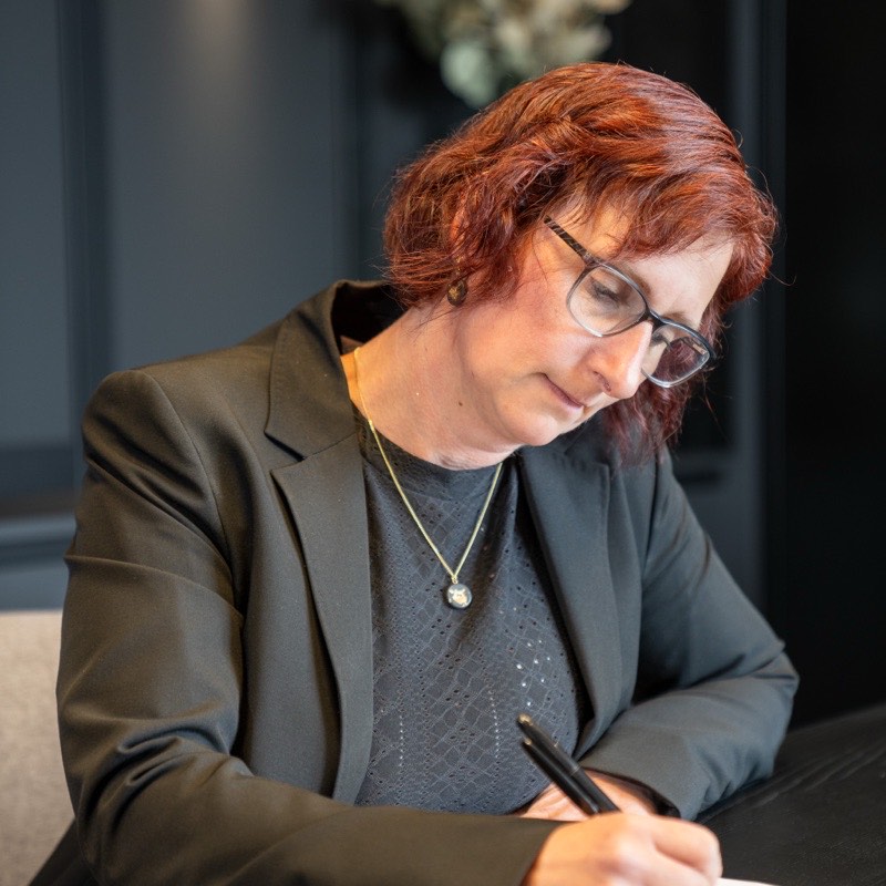Ing. Michaela Hacker bei der Arbeit am Schreibtisch