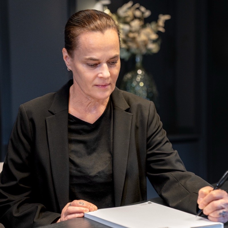 Nina Schwarz bei der Arbeit am Schreibtisch